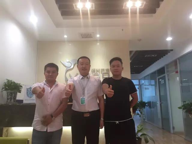 臺州、溫嶺、玉環(huán)代理商龔總和招商總監(jiān)合影