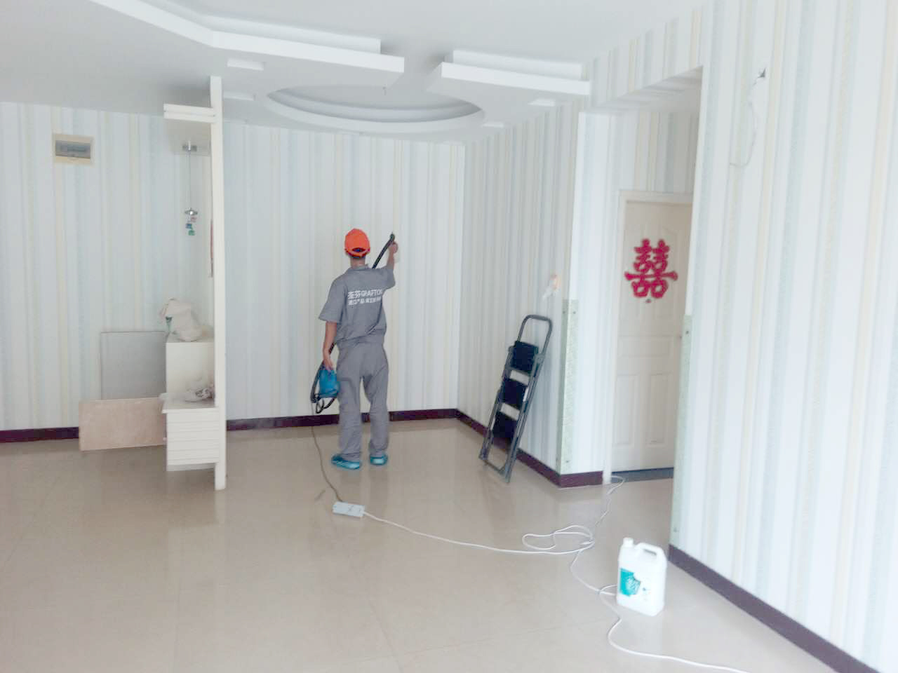 墻面壁紙重點施工中 墻面壁紙重點施工中