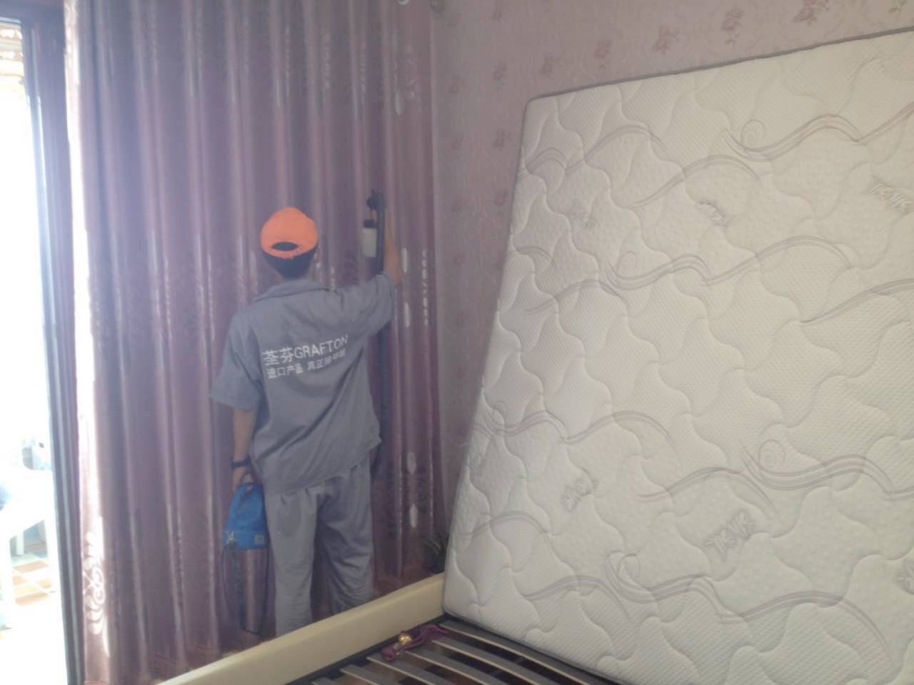 臥室窗簾、床墊全方位施工