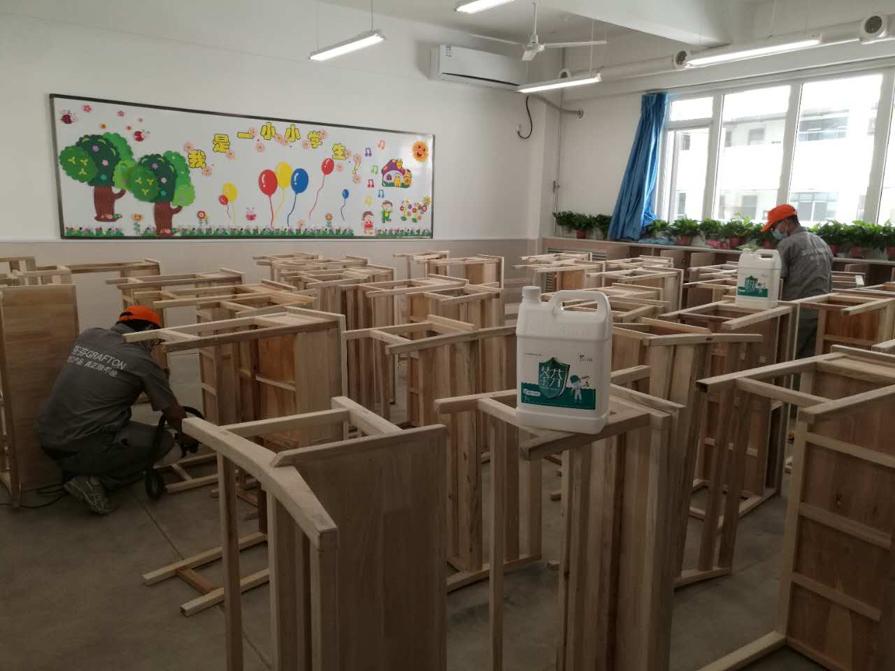 教室全部課桌進(jìn)行重點(diǎn)施工 教室全部課桌進(jìn)行重點(diǎn)施工