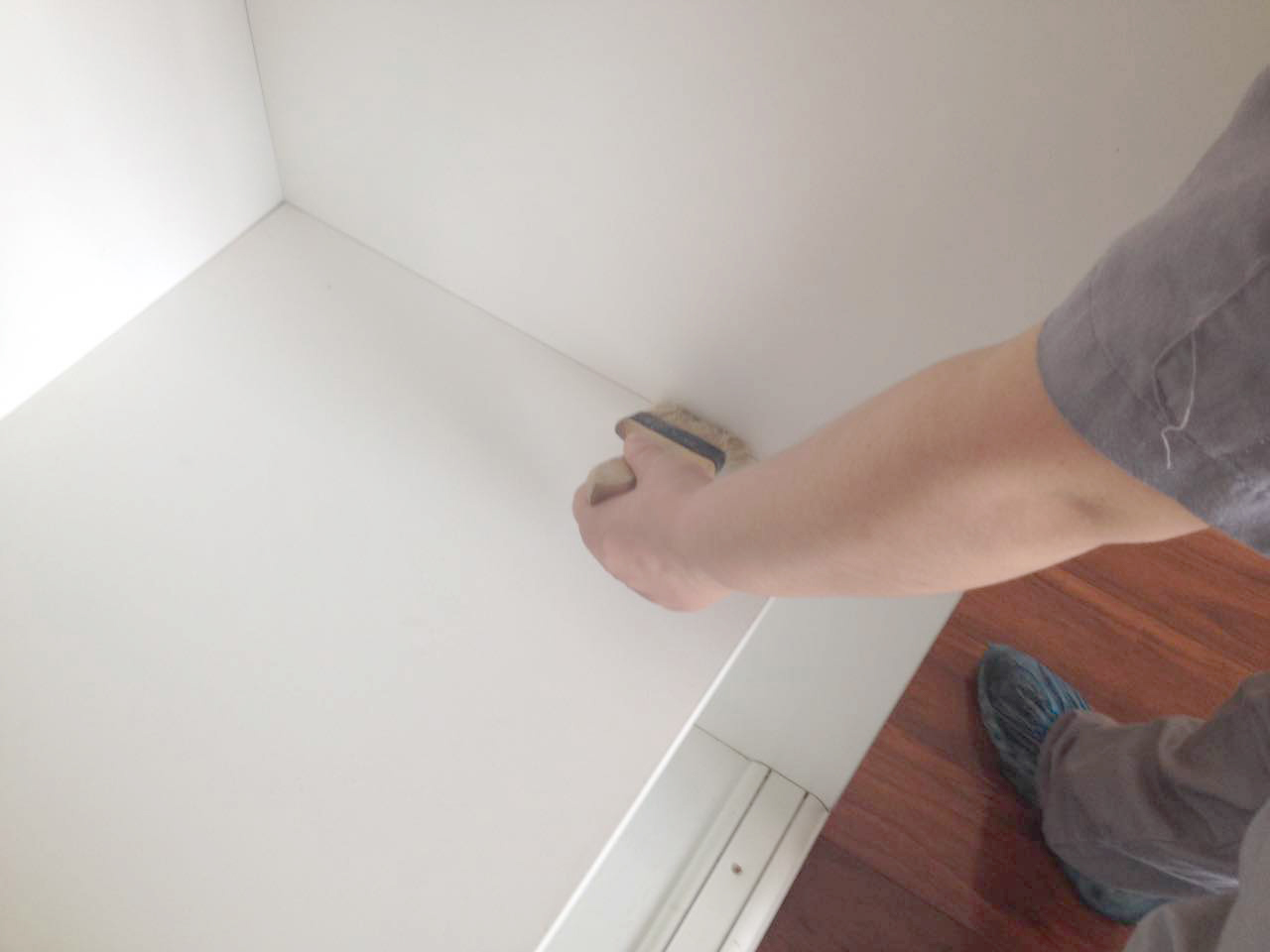 柜子接縫處刷子重點(diǎn)涂刷 柜子接縫處刷子重點(diǎn)涂刷