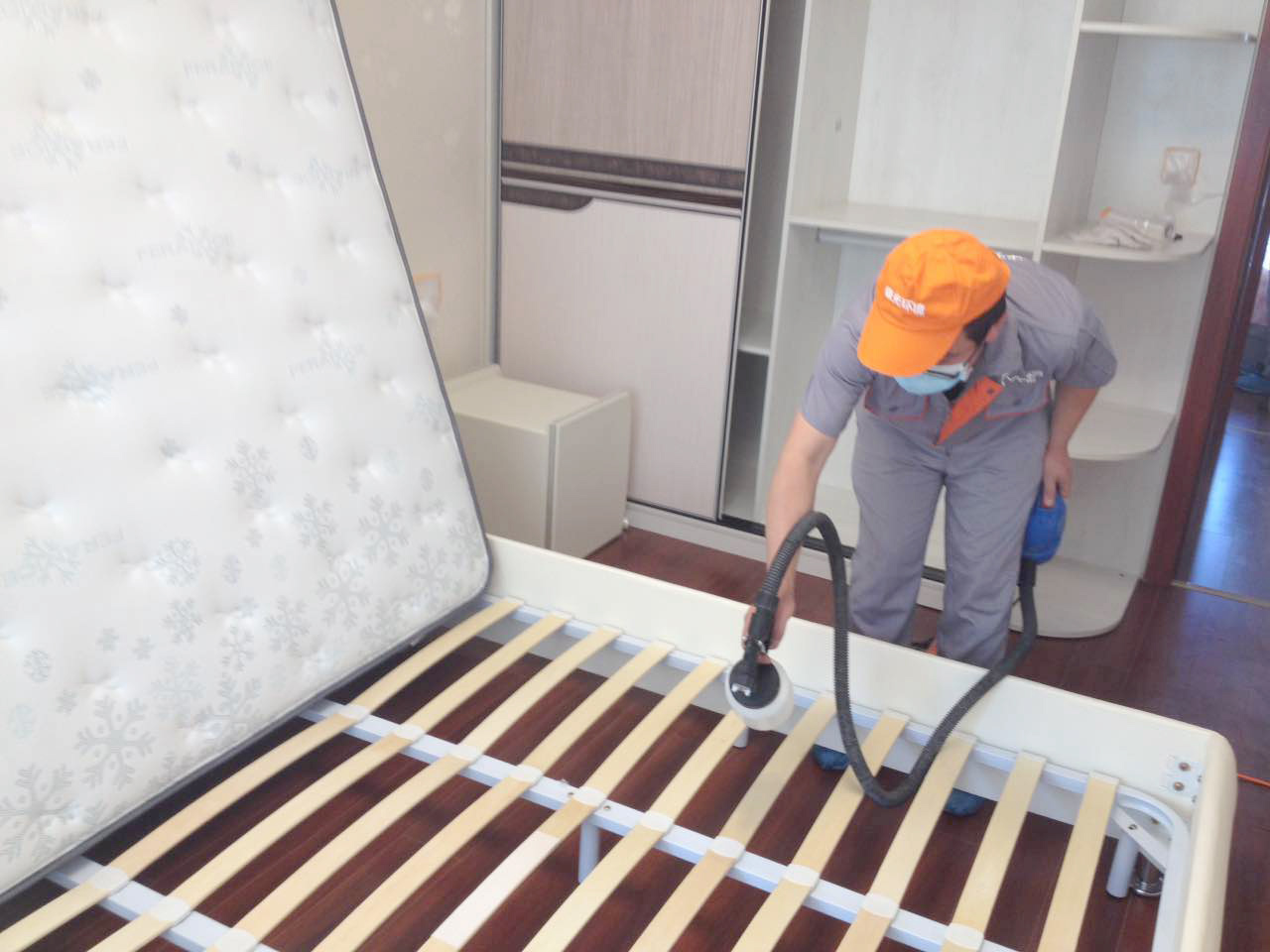 臥室床架?chē)娡咳轿皇┕? align= 臥室床架?chē)娡咳轿皇┕? width=