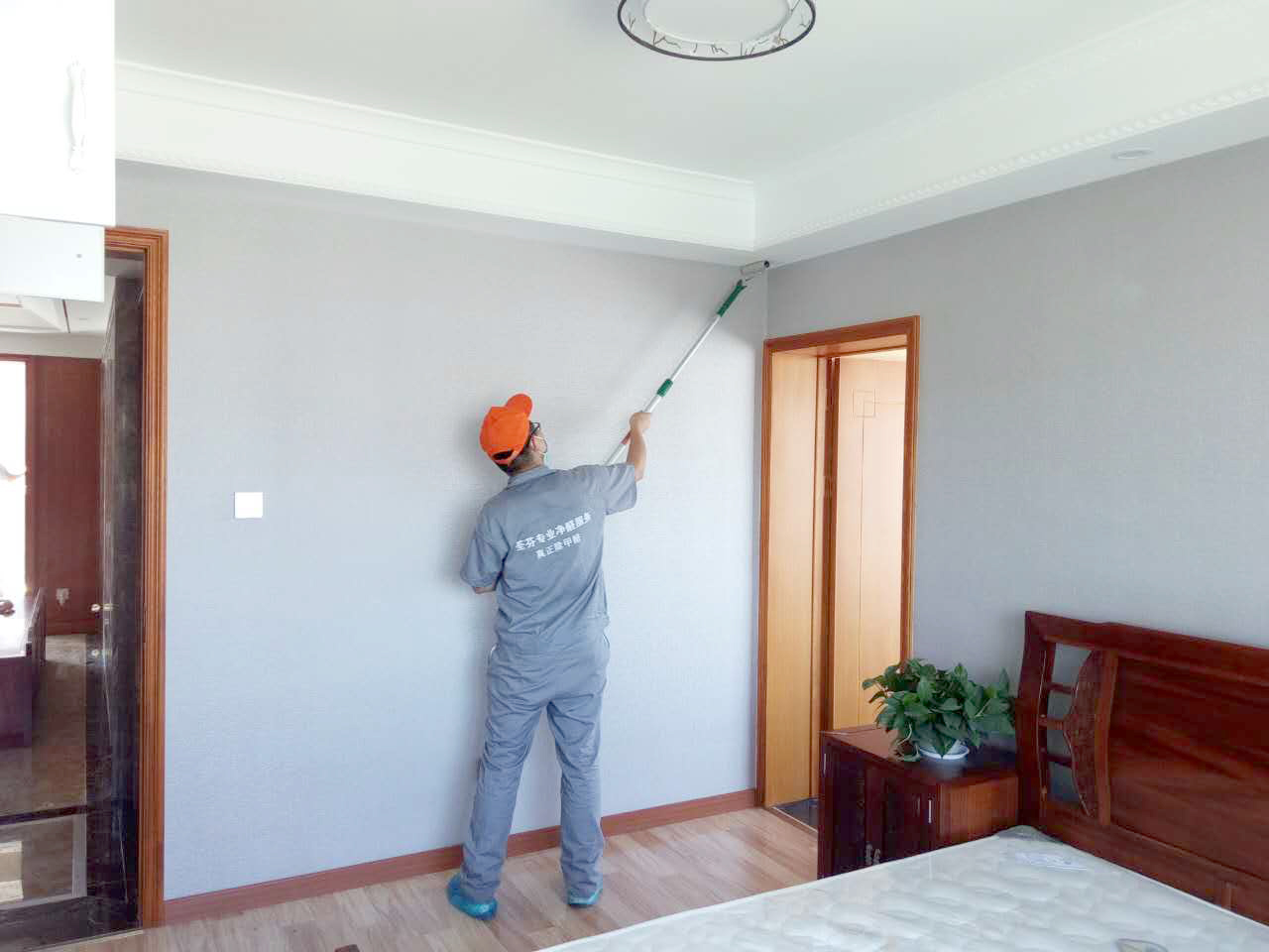 客餐廳過(guò)道頂面滾筒施工 客餐廳過(guò)道頂面滾筒施工