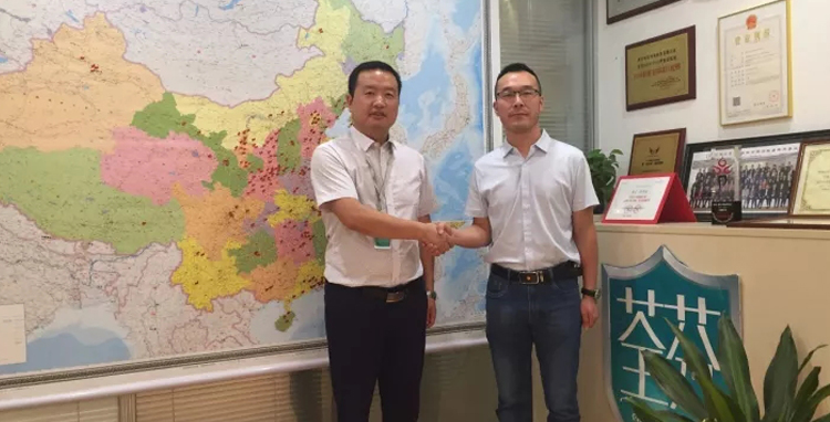 招商運營總監(jiān)和昆明王總合影 招商運營總監(jiān)和昆明王總合影