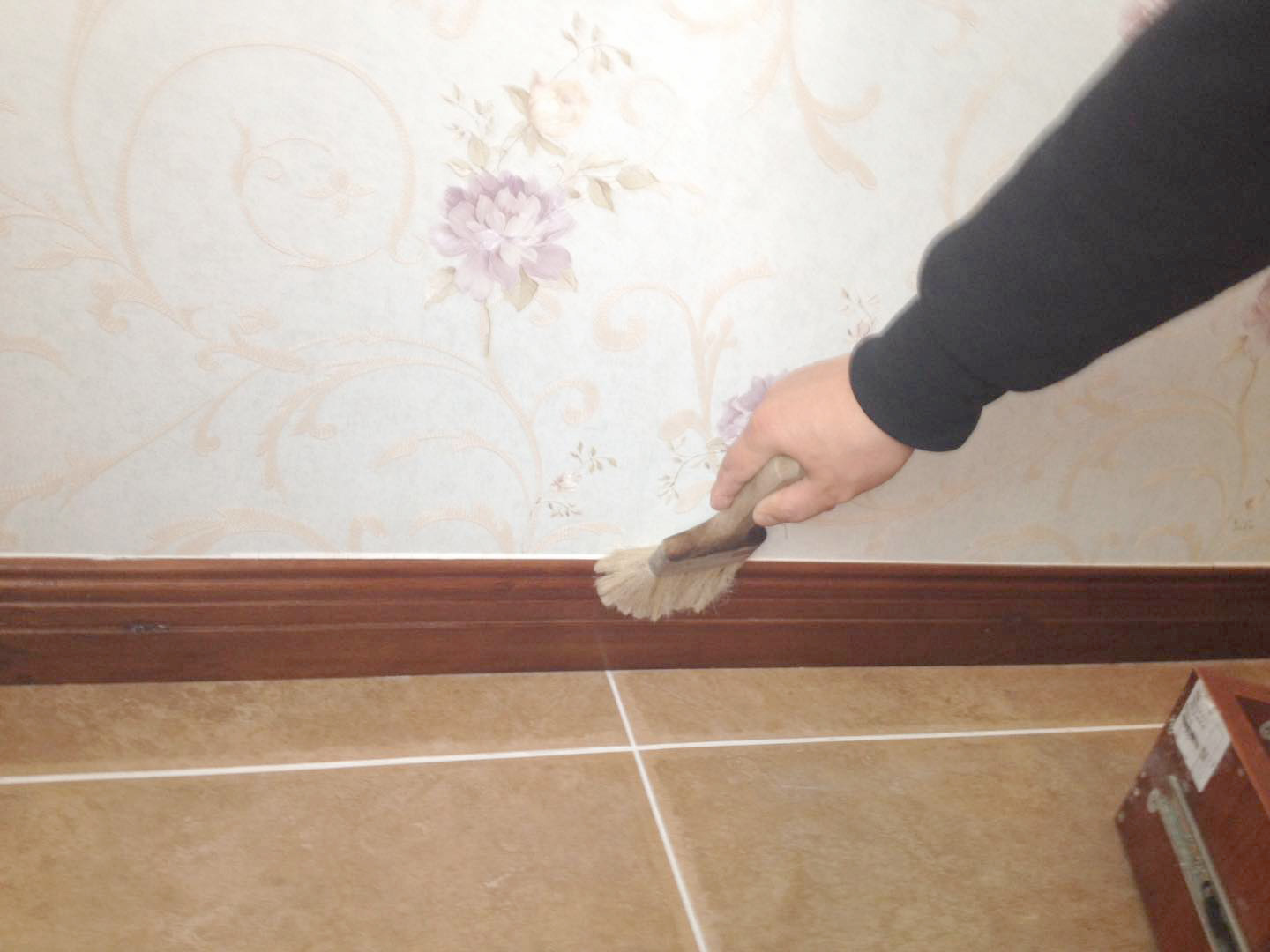 踢腳線接縫處刷子精細(xì)化處理 踢腳線接縫處刷子精細(xì)化處理