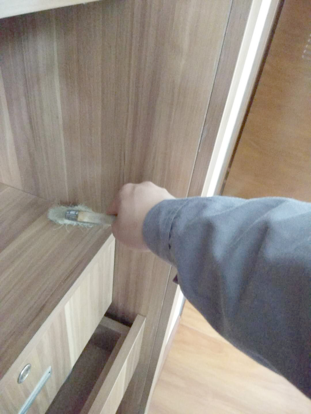 柜子接縫處刷子精細(xì)化處理 柜子接縫處刷子精細(xì)化處理