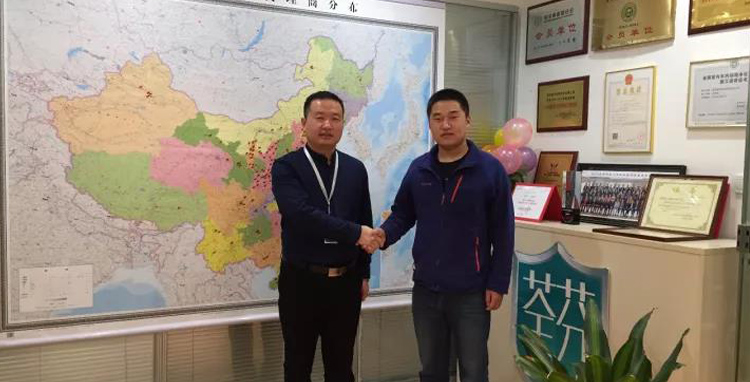 招商總監(jiān)和新疆張總合影 招商總監(jiān)和新疆張總合影