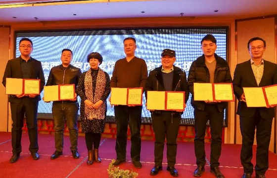 賀會(huì)長(zhǎng)為凈化委主任、副主任、秘書長(zhǎng)頒發(fā)證書