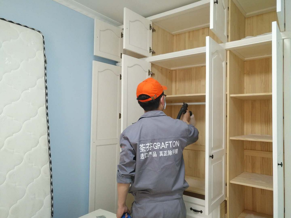 臥室衣柜重點(diǎn)污染源噴涂施工 臥室衣柜重點(diǎn)污染源噴涂施工
