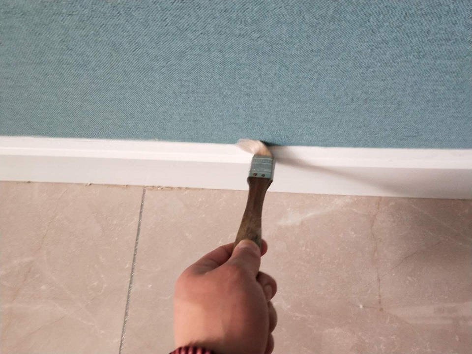 墻面踢腳線接縫處涂刷施工 墻面踢腳線接縫處涂刷施工