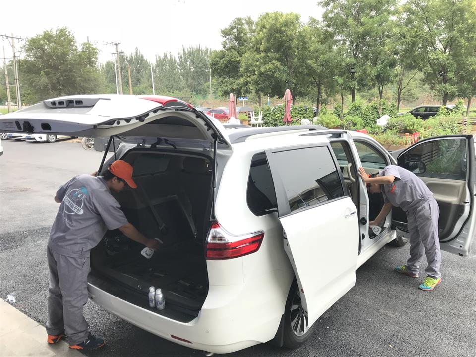 車內后備箱墊子全方位噴涂施工 車內后備箱墊子全方位噴涂施工