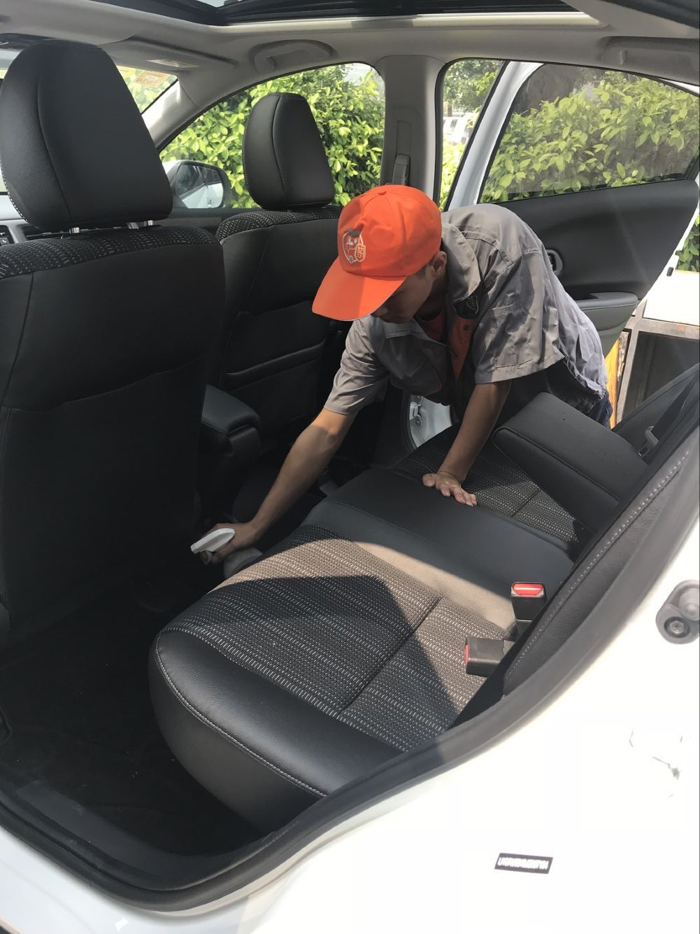 車內(nèi)桌椅腳墊全方位噴涂治理 車內(nèi)桌椅腳墊全方位噴涂治理