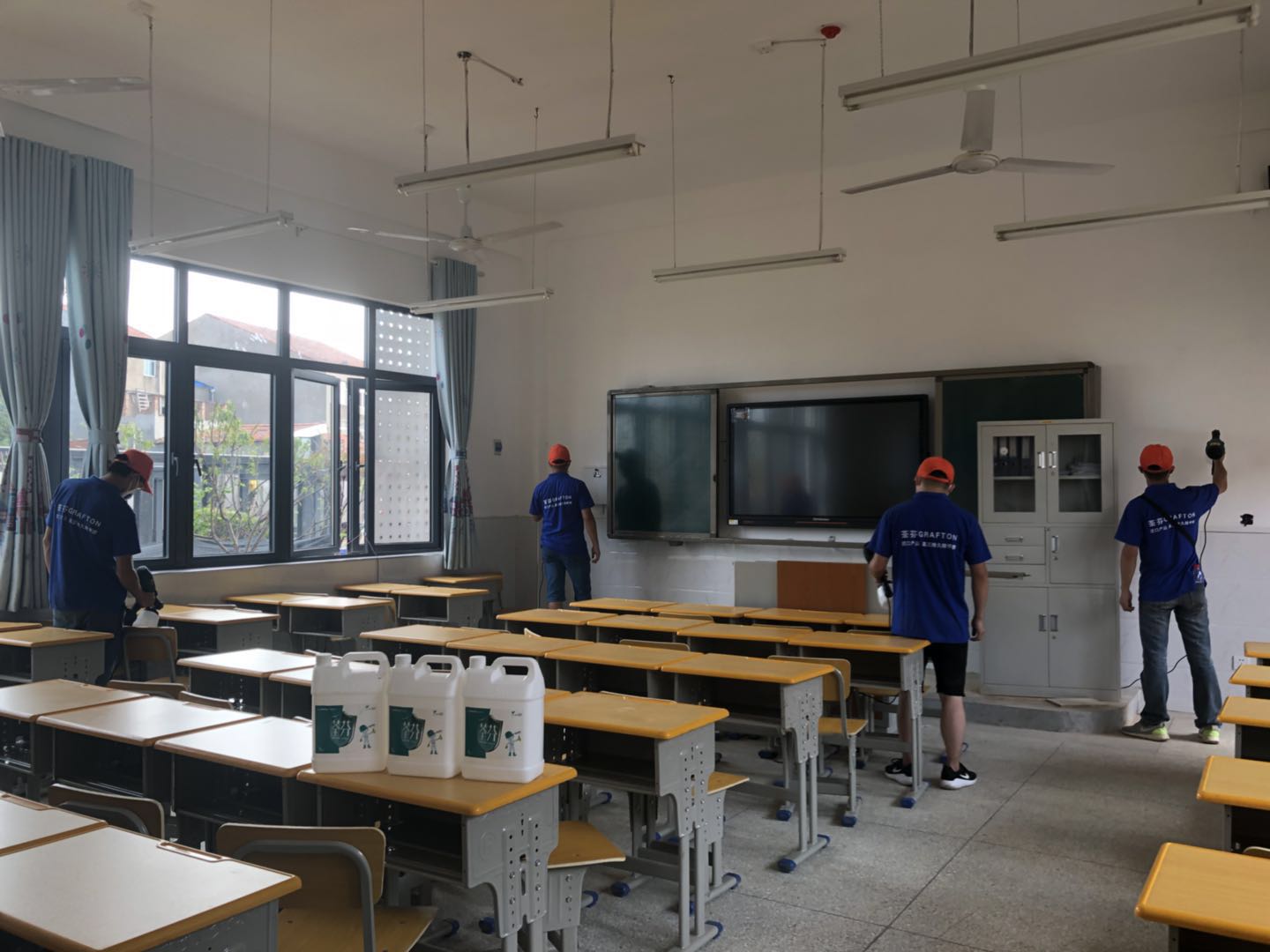 教室墻面桌椅噴涂施工 教室墻面桌椅噴涂施工