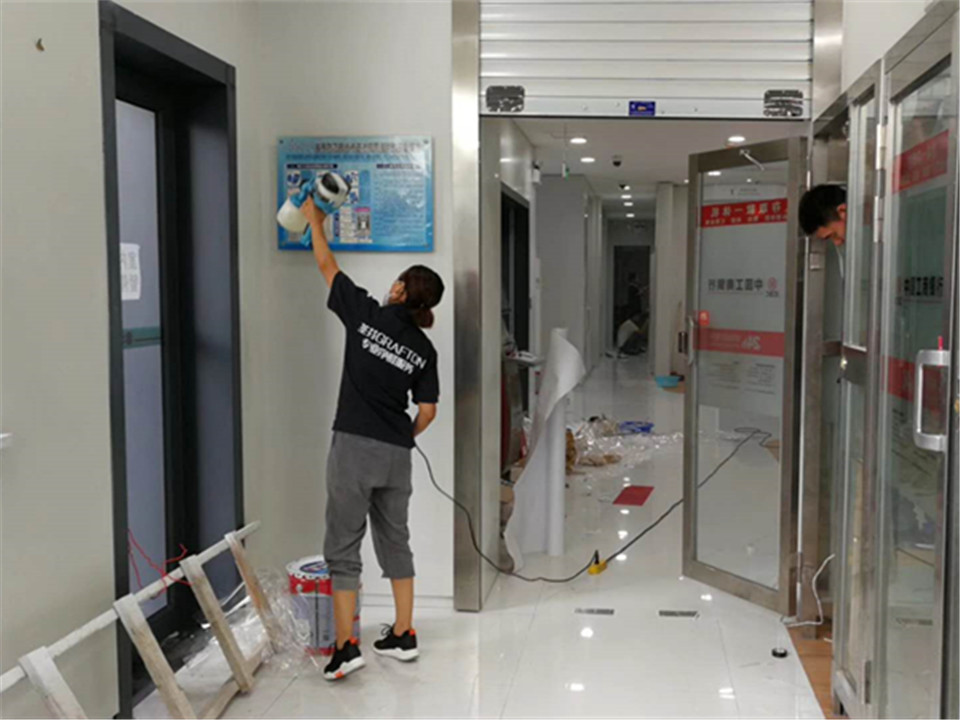 自助區(qū)域墻面噴槍施工 自助區(qū)域墻面噴槍施工