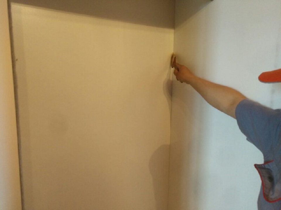 柜子縫隙處刷子精細化施工治理甲醛 柜子縫隙處刷子精細化施工治理甲醛