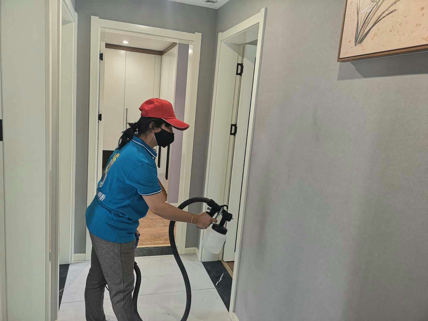 客廳過道墻面全方位噴涂治理 客廳過道墻面全方位噴涂治理