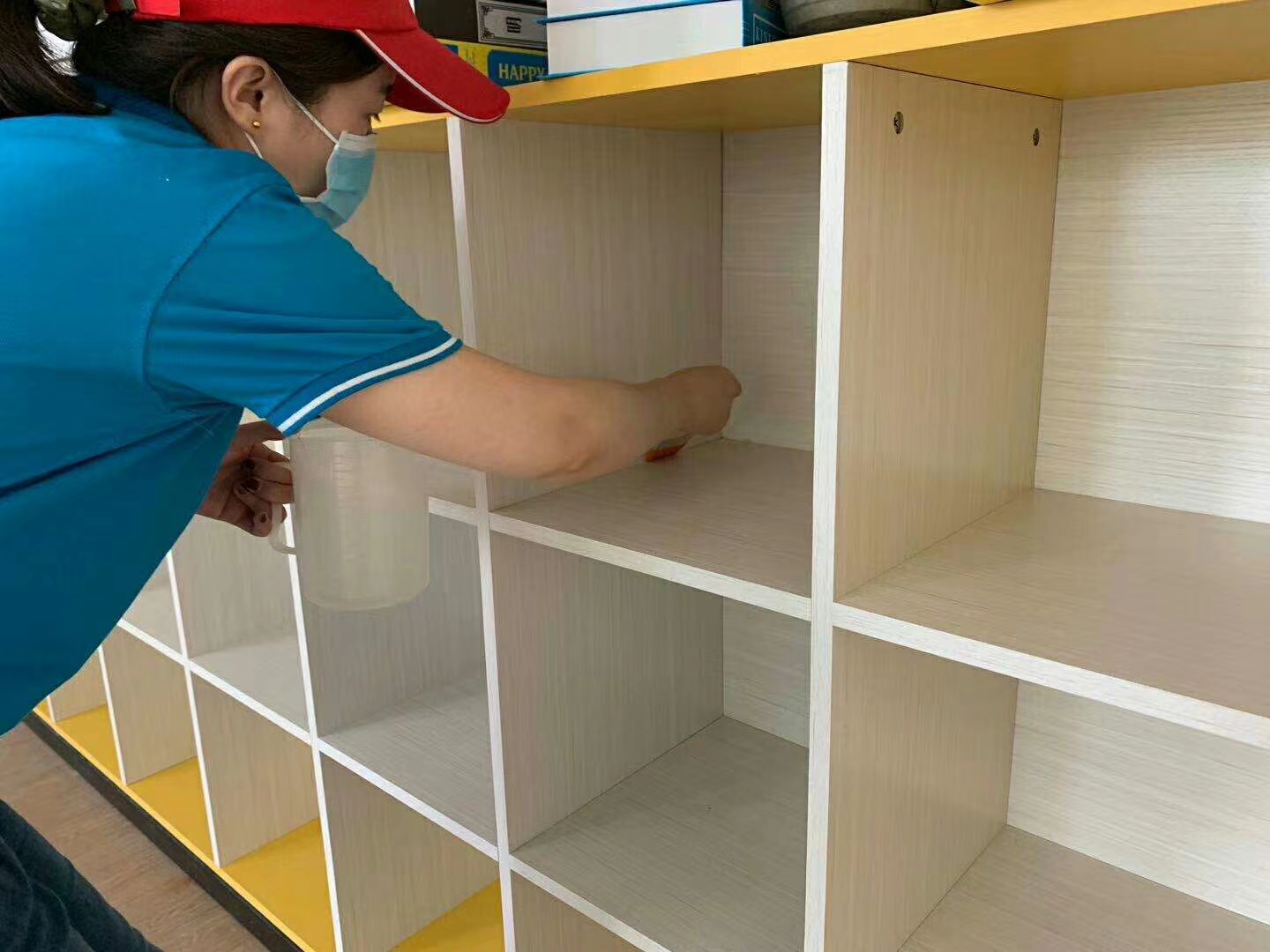 柜子隔檔縫隙刷子精細(xì)化施工治理 柜子隔檔縫隙刷子精細(xì)化施工治理