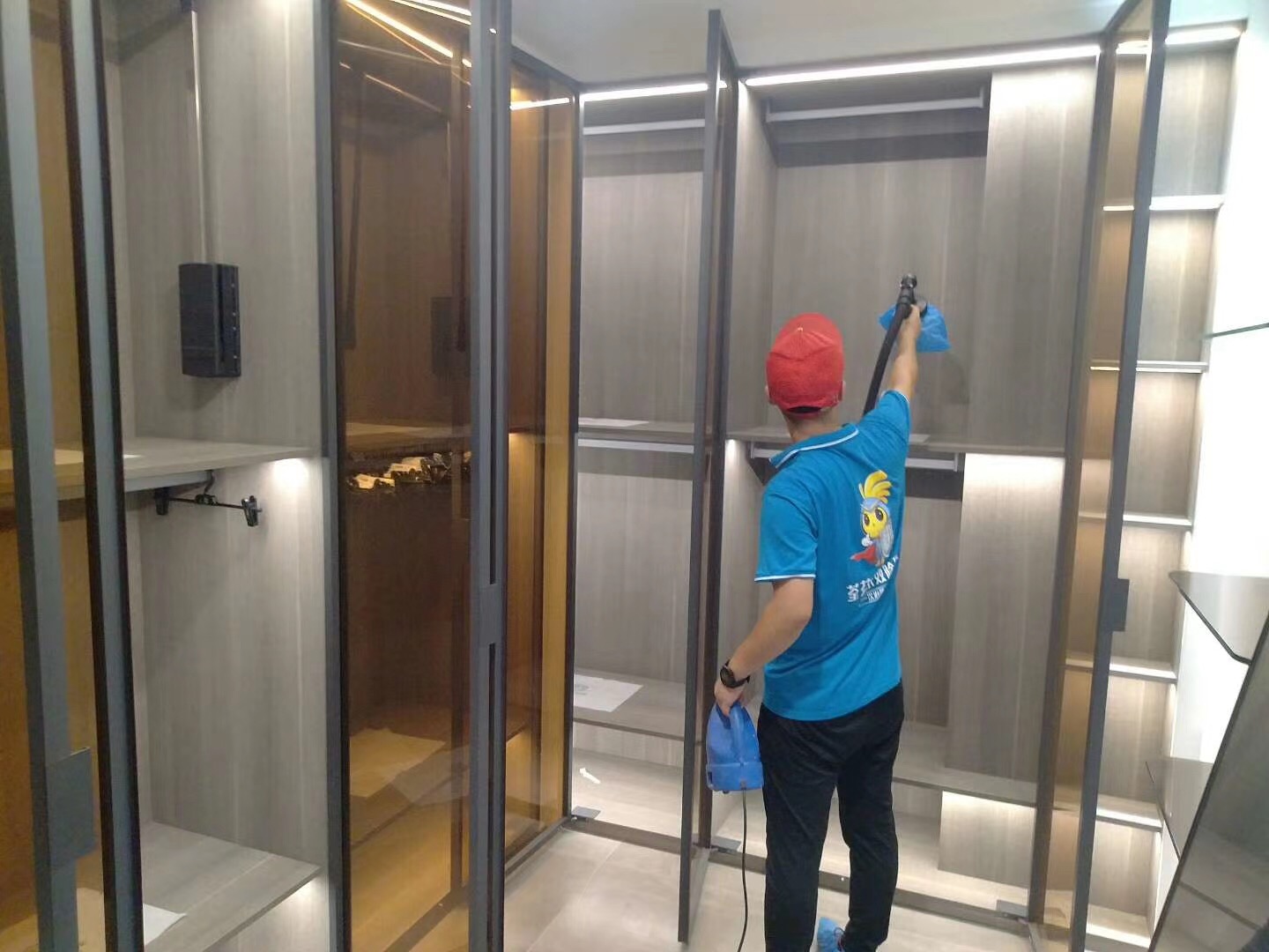 衣帽間全面噴涂除甲醛施工 衣帽間全面噴涂除甲醛施工