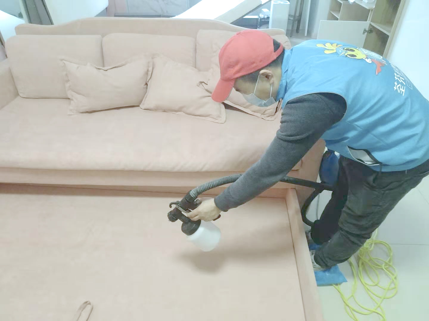 客廳布藝沙發(fā)全方位噴涂治理甲醛 客廳布藝沙發(fā)全方位噴涂治理甲醛