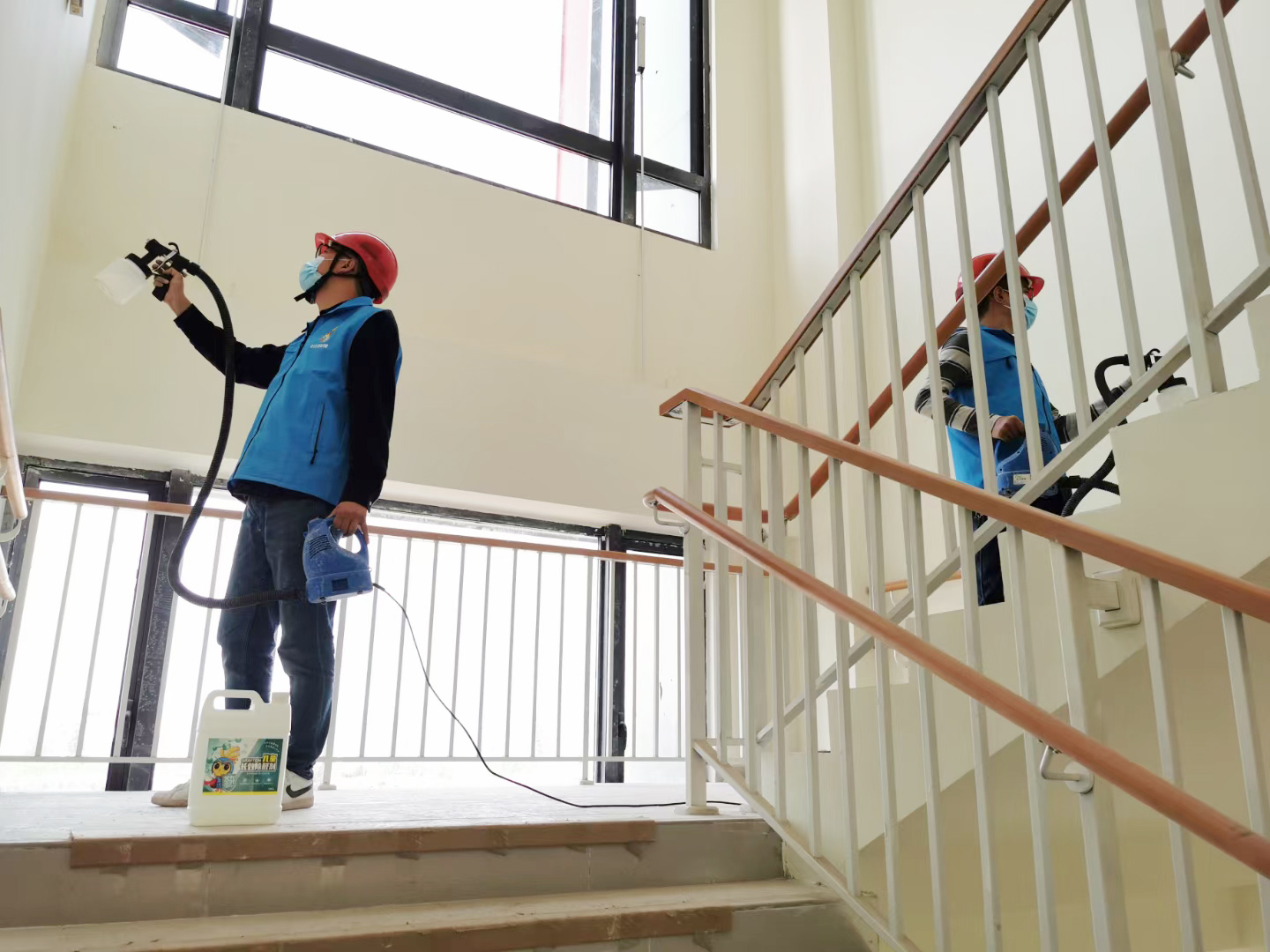 學(xué)校樓梯過道噴槍施工 學(xué)校樓梯過道噴槍施工