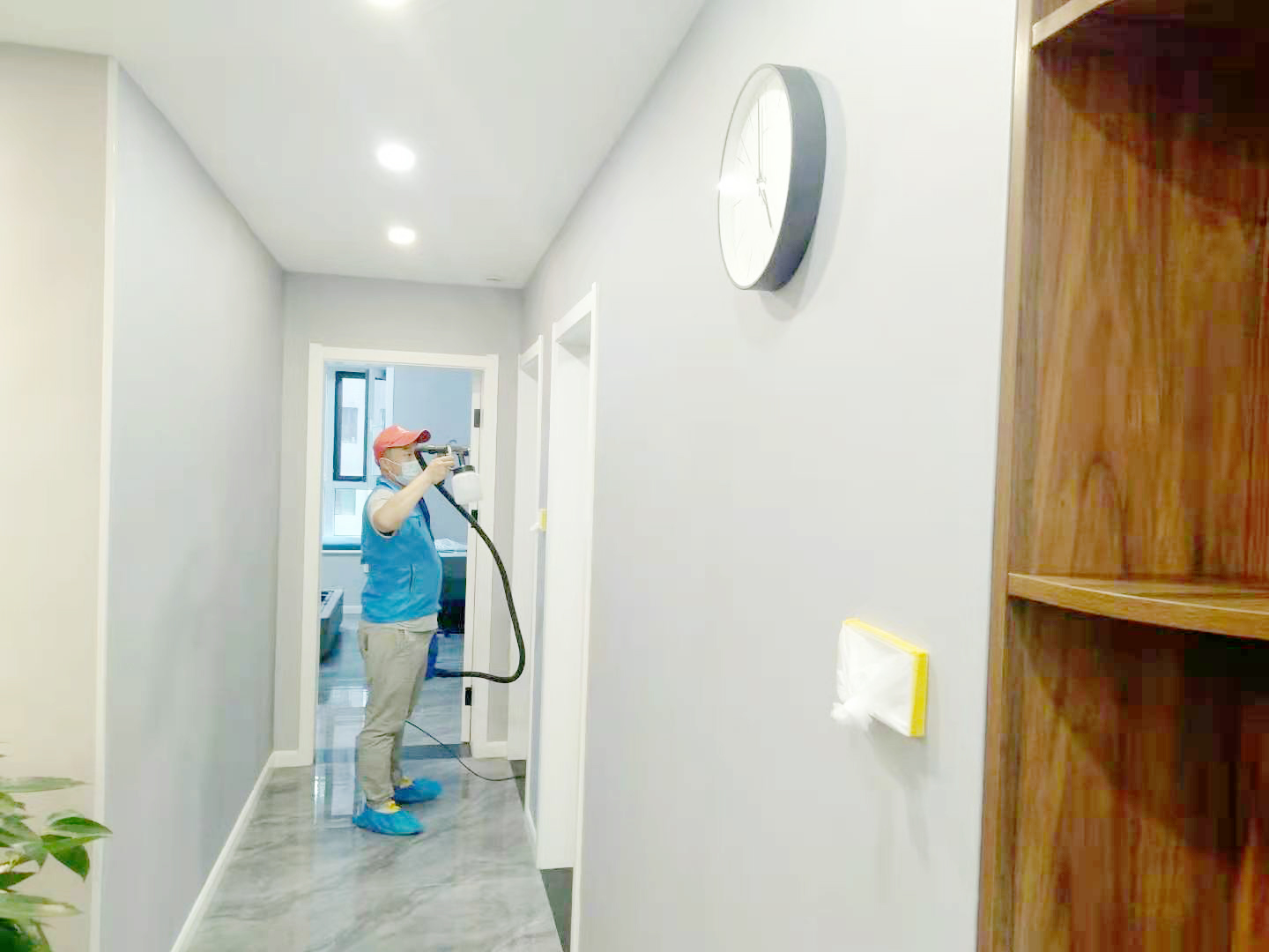 過(guò)道墻面噴槍全方位噴涂