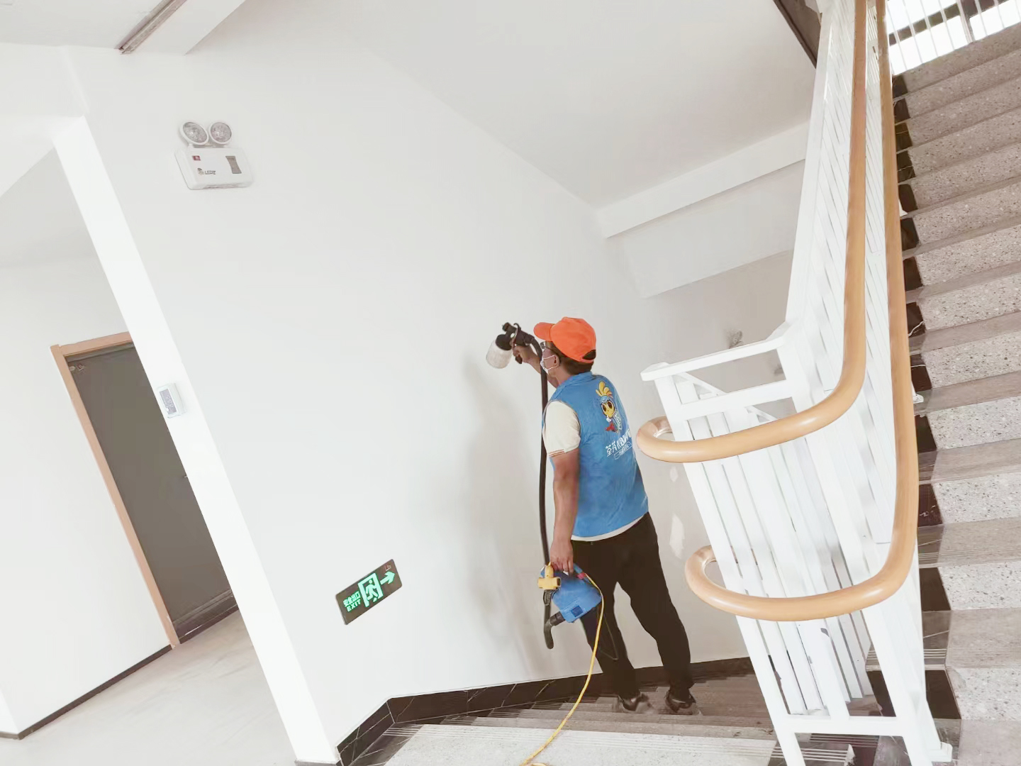 學(xué)校樓梯過(guò)道墻面頂面噴涂治理 學(xué)校樓梯過(guò)道墻面頂面噴涂治理