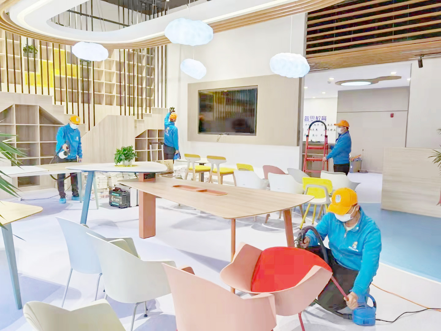 培訓(xùn)機構(gòu)活動空間桌椅噴槍施工治理 培訓(xùn)機構(gòu)活動空間桌椅噴槍施工治理