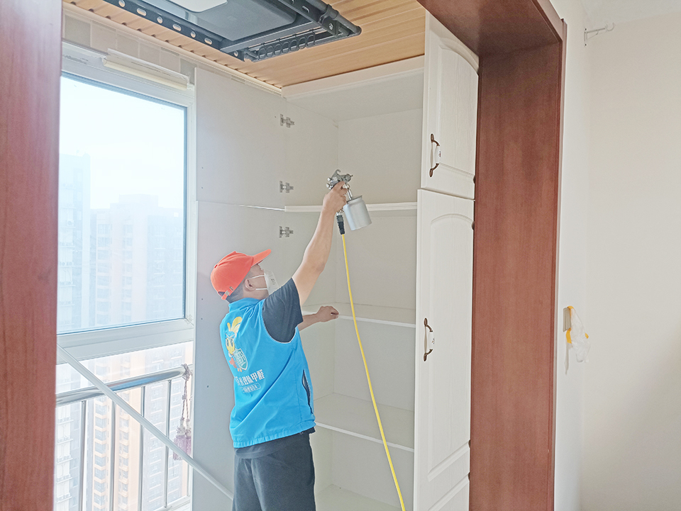 陽臺(tái)定制柜子噴涂治理甲醛