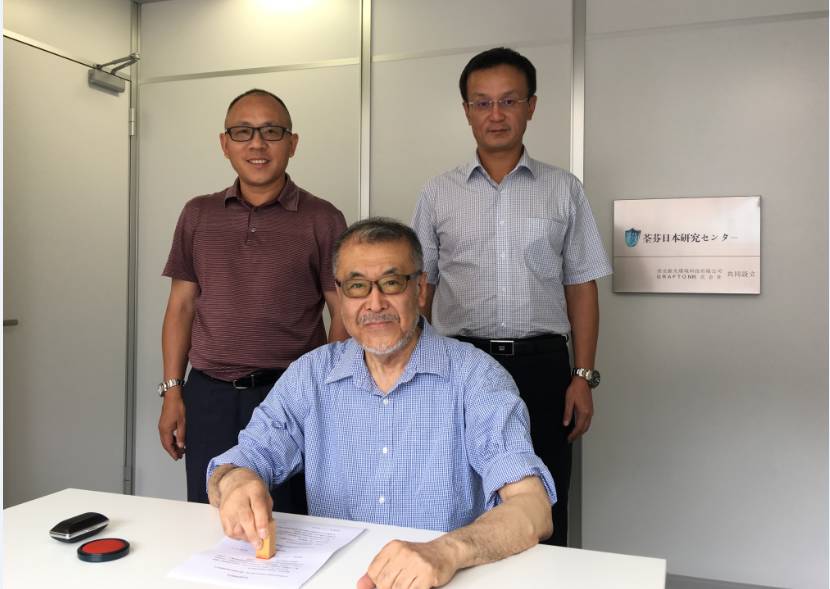 GRAFTON進(jìn)藤社長(zhǎng)與荃芬品牌創(chuàng)始人杜煒東先生（后排右一）、何榮先生（后排左一）